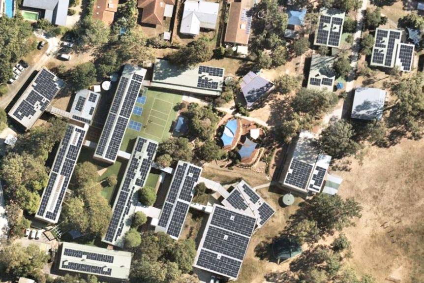 solar-panels-schools-hospitals-prisons-power-queensland-renewable-future-report-finds-1