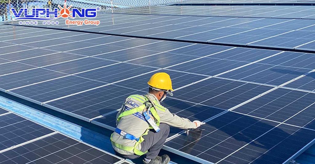 workers-installing-solar-power