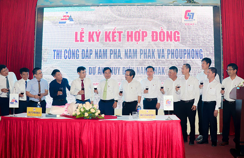 c47-ky-hop-dong-thi-cong-xay-dung-va-thi-nghiem-du-an-thuy-dien-tai-lao