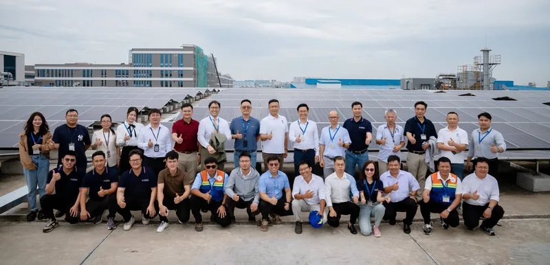 Representatives of both companies and the project team visited the 11 MWp rooftop solar installation at Fukang Technology Factory